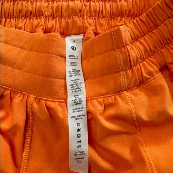 Lululemon Hotty Hot Low-Rise Lined Shorts 2.5” Size 4 - Picture 4 of 4